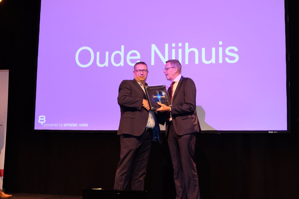 Directeur Maurice Hoffman ontvangt de UNETO-VNI Innovatie Award uit handen van voorzitter Doekle Terpstra.JPG