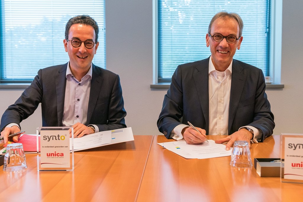 Contractondertekening klein-door Marco Verbeek algemeen directeur Synto (links) en John Quist, CEO van Unica (rechts)