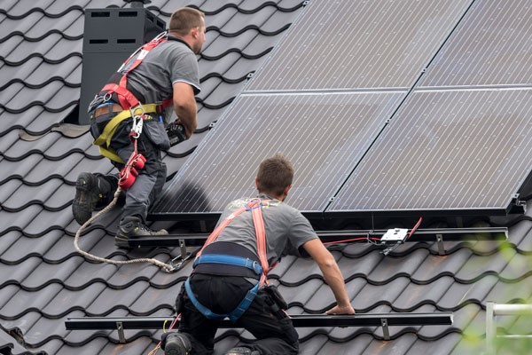 52-53-Zonnepanelen-installatie